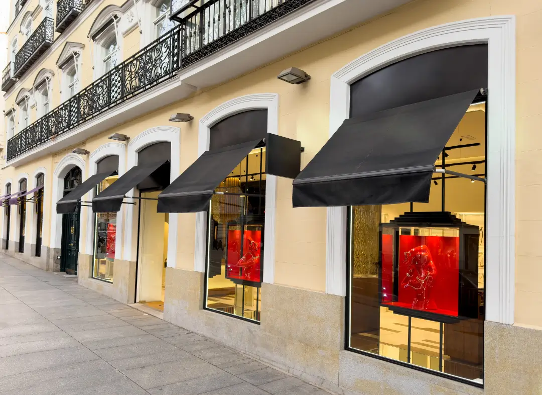 Façade vitrine de magasin en aluminium sur mesure à Breil-sur-Roya